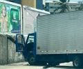 Caminhão-baú invade calçada e derruba poste na orla de Cruz das Almas, em Maceió