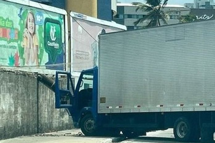 Caminhão-baú invade calçada e derruba poste na orla de Cruz das Almas, em Maceió