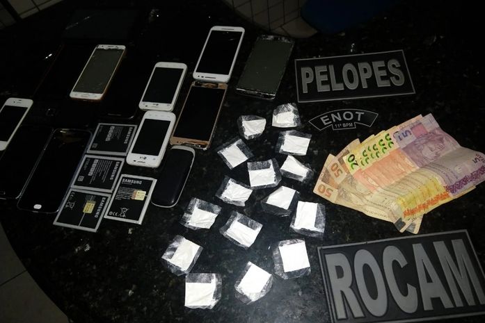 Após denúncia, policiais apreendem 15 aparelhos celulares e cocaína com acusado de tráfico