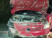 Carro pega fogo após capotar em trecho da AL-465 em Porto Calvo