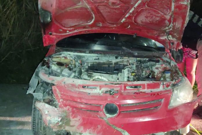 Carro pega fogo após capotar em trecho da AL-465 em Porto Calvo