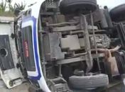 Carreta tombou próximo ao trevo de Joaquim Gomes.