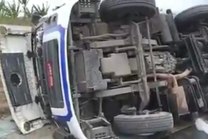 Carreta tombou próximo ao trevo de Joaquim Gomes.