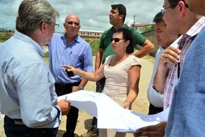 Aparecida Machado esteve em algumas obras que vão garantir benefícios para moradores de diversos bairros (Foto: Lula Castello Branco)