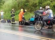 Homem morre e mulher fica ferida em acidente envolvendo micro-ônibus e Fiat Uno na BR 104