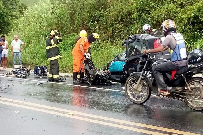 Homem morre e mulher fica ferida em acidente envolvendo micro-ônibus e Fiat Uno na BR 104
