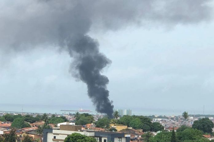 Fumaça é possível ser vista de pontos distantes