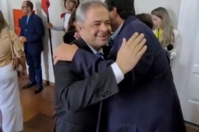 Vereador Geraldo Ribeiro parabeniza o deputado Silvio Camelo pela posse para mais um mandato na ALE