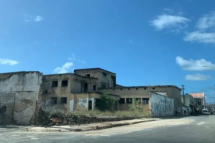 A esquerda alagoana, no poder, sentou de vez no colo da direita. Entregou, de mão beijada, o prédio-sede  da Educação, e o SINTEAL nem-te- ligo