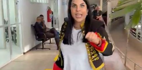 Vídeo: aos gritos, advogada chama desembargador de “canalha” e joga intimação no chão, no Fórum do Barro Duro