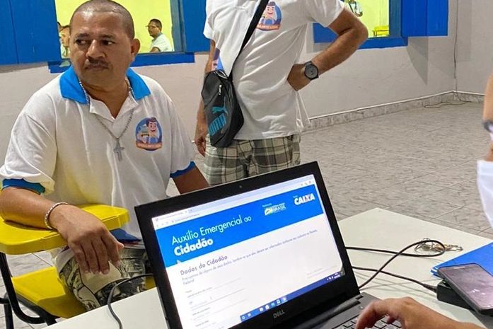 Participantes do Programa Ambulante Legal fazem cadastro para receber auxílio emergencial