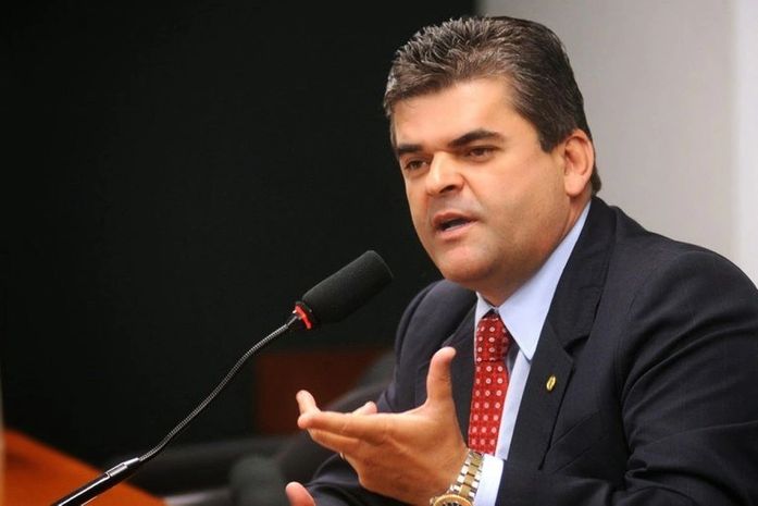 Bens de prefeito de Caxias são bloqueados após quebras às regras da vacinação