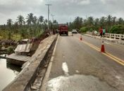 Carreta despenca de ponte, atinge casas e três crianças morrem soterradas