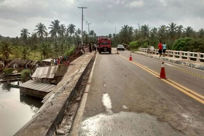 Carreta despenca de ponte, atinge casas e três crianças morrem soterradas