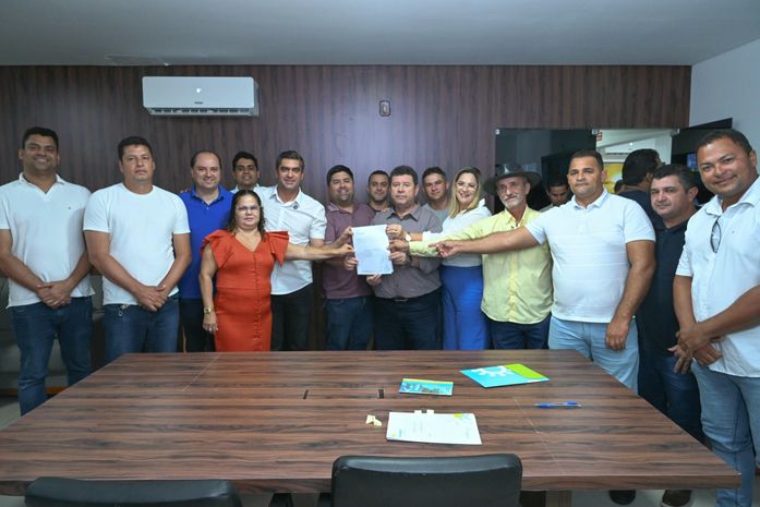 Prefeito Daniel Vasconcelos autoriza reinício das obras do Sistema de Abastecimento de Água em Peroba e Ponta de Mangue