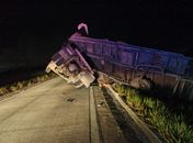 Carreta tomba e deixa via parcialmente interditada na BR-104, em Rio Largo