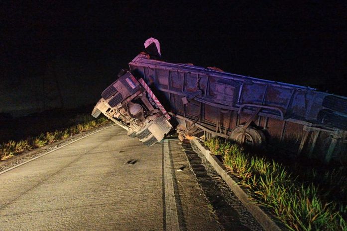 Carreta tomba e deixa via parcialmente interditada na BR-104, em Rio Largo