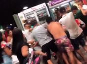 Pátio de posto de combustíveis é palco para briga generalizada entre jovens em Arapiraca 