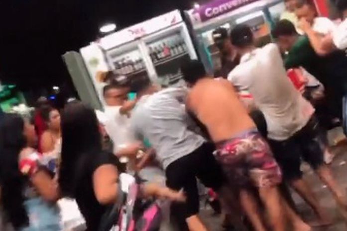 Pátio de posto de combustíveis é palco para briga generalizada entre jovens em Arapiraca
