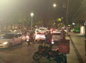 Ônibus quebra e passageiros bloqueiam rua para protestar no bairro da Jatiúca