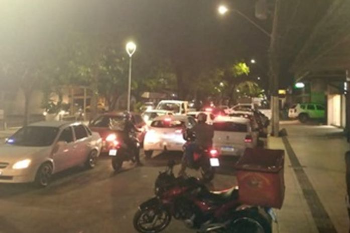 Ônibus quebra e passageiros bloqueiam rua para protestar no bairro da Jatiúca