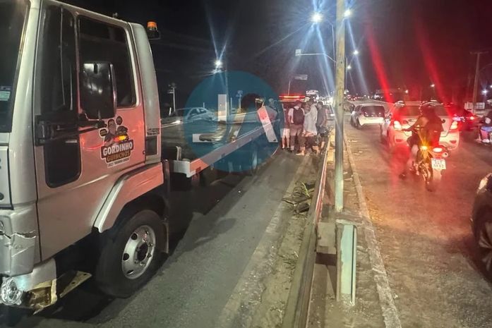 Acidente entre carro-forte, moto e guincho deixa motociclista ferido na AL-220, em Arapiraca