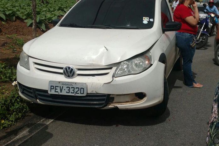 Mulher fica ferida após acidente causado por menor de idade
