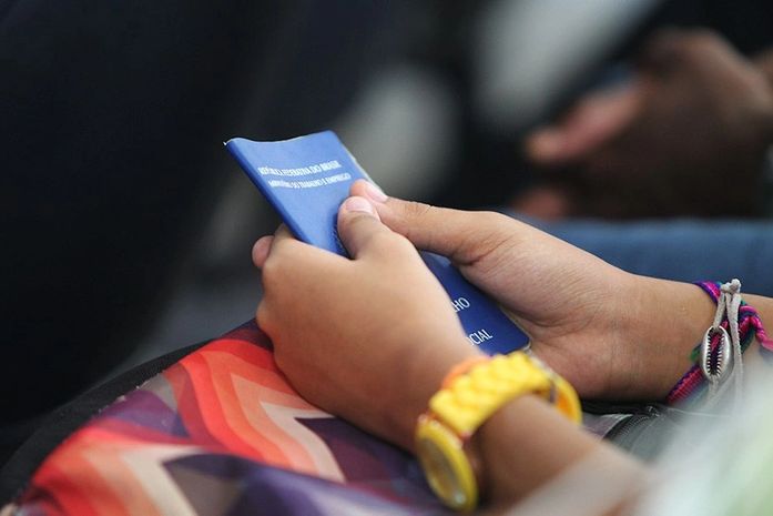 Senadores criticam aumento de R$ 22 e cobram valorização do salário mínimo