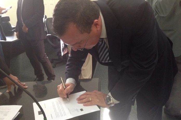 Sérgio Toledo recebe carta de apoio à 17ª em mãos