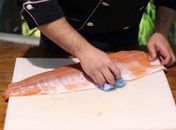 Como limpar salmão? Confira uma dica infalível