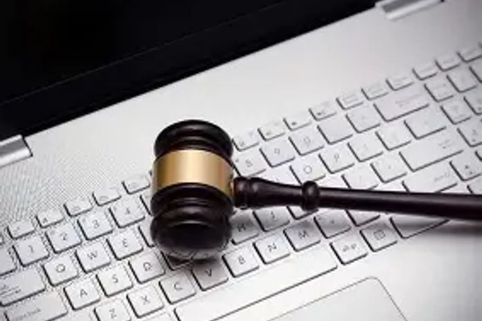 Quem vai pedir desculpas públicas a Márcia,(Eu não roubei a planta.Eu ganhei.), que foi condenada pelo tribunal da internet, sem direito a defesa? Alguém?!!