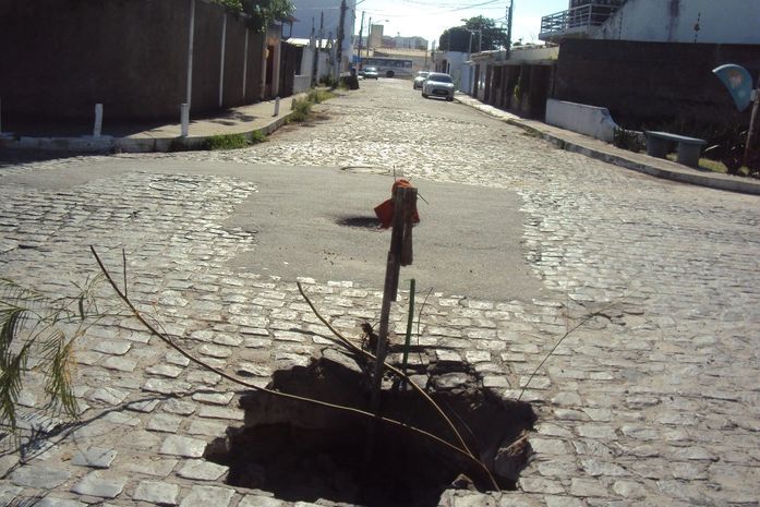 Casal interdita trecho no bairro do Poço para reparo em rede de esgoto