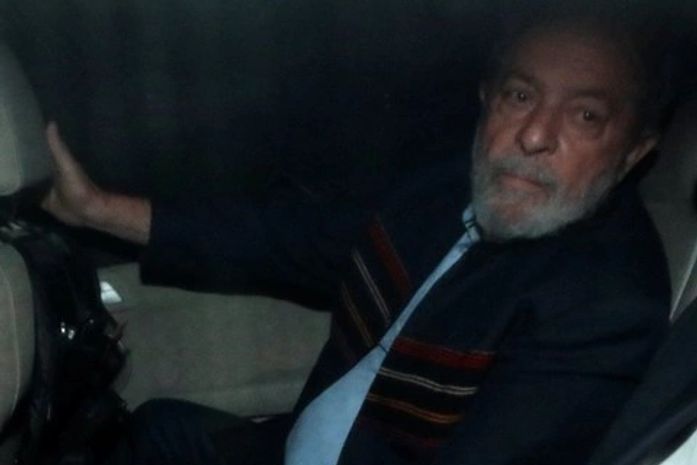 Lula se dirige ao Sindicato dos Metalúrgicos nesta quinta (5), após Moro decretar sua prisão.