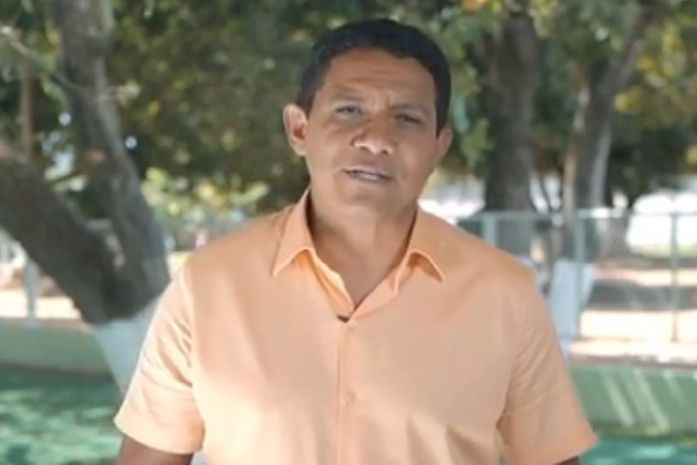 Júlio Cezar esquece "rompimento" e pede voto para irmão de Ângela Garrote em Estrela