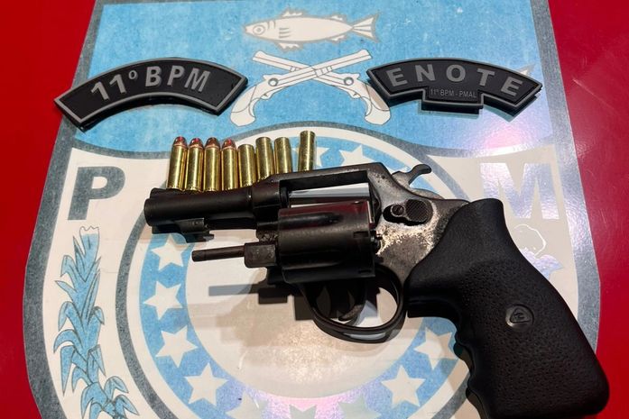 Revólver e munições são apreendidos após homem resistir à abordagem em Porto Real do Colégio

