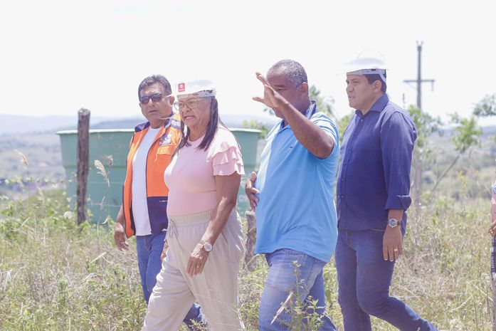 Prefeita acompanha início da construção de casas na Tabacaria