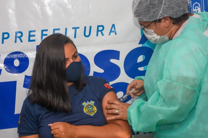 São José da Laje sai à frente e vacina profissionais da Educação e guardas civis municipais