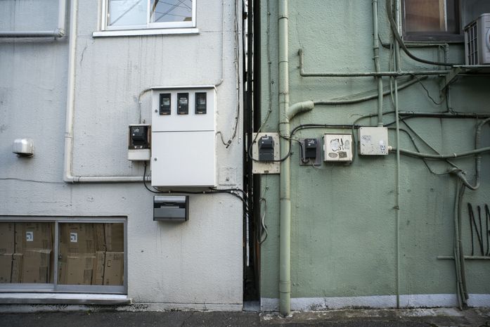 Homem morre eletrocutado ao lado de fios cortados no bairro Farol, em Maceió