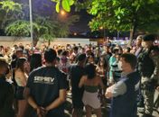 Ação integrada orienta moradores e menores sobre som alto e consumo de álcool e drogas em praça no bairro do Vergel, em Maceió