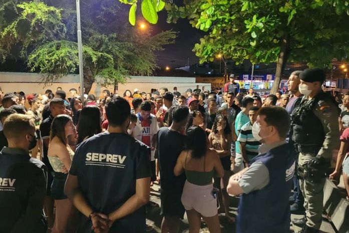 Ação integrada orienta moradores e menores sobre som alto e consumo de álcool e drogas em praça no bairro do Vergel, em Maceió
