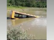 Ônibus escolar fica sem freio, bate em barranco e cai em barragem na divisa de AL com PE