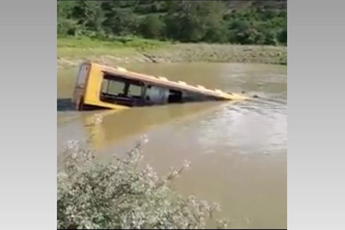 Ônibus escolar fica sem freio, bate em barranco e cai em barragem na divisa de AL com PE