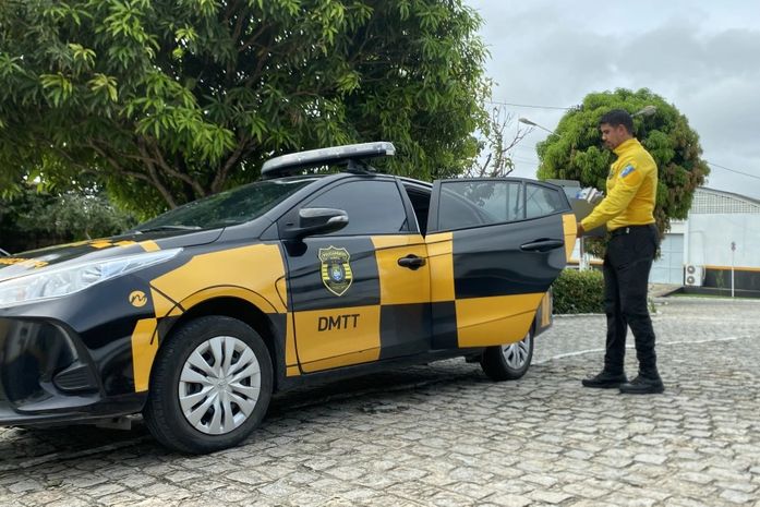 DMTT realiza entrega domiciliar de placas perdidas durante as chuvas em Maceió
