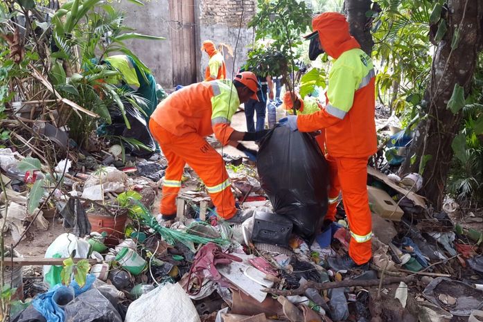 Equipes da Slum retiram mais de 10 toneladas de residência no Rio Novo