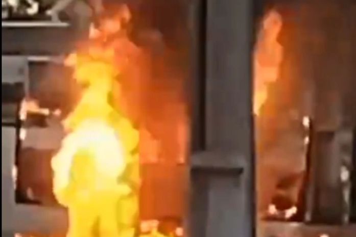 Carro é consumido por fogo no Benedito Bentes