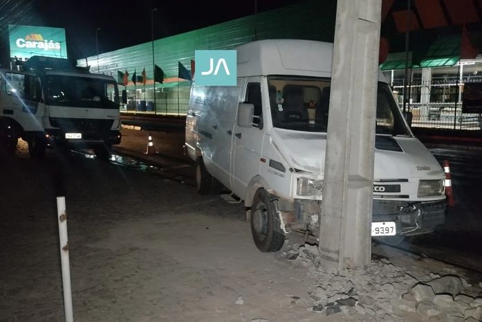 Falha em freios causa colisão de van em poste, em Arapiraca
