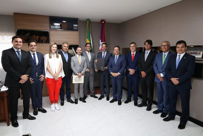 "Nada vai parar", afirma Paulo Dantas ao entregar mensagem governamental na ALE