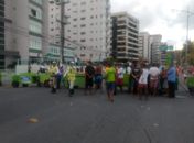 Vendedores ambulantes interditam trecho da orla da Pajuçara e provocam grande congestionamento