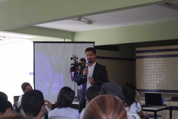 Alunos do ensino médio têm palestra sobre papel político dos jovens