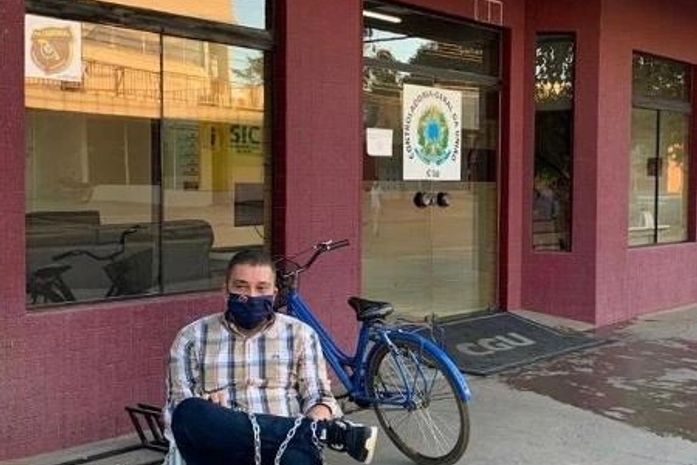 Ex-prefeito se acorrenta na porta da CGU para provar inocência